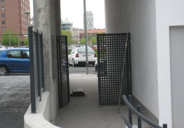 Acceso peatonal urbanización interior
