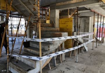 Escaleras interiores en vivienda dúplex