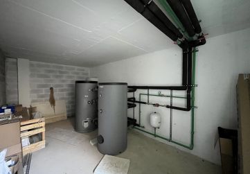 Instalación de depósitos y unidad interior de aerotermia