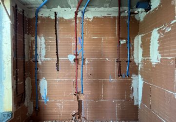 Conducciones de fontanería en baño