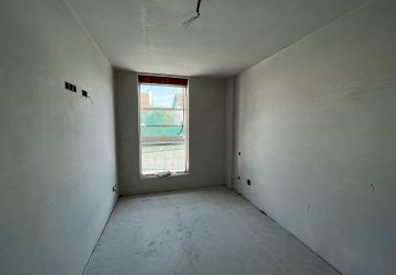 Vista de un dormitorio con suelo autonivelante