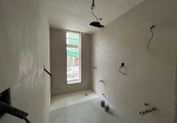 Alicatado y solado en un baño