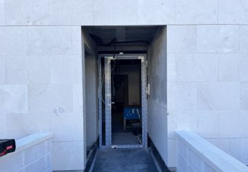 Comienzo de instalación de puerta portal