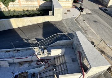 Vista de los dos pórticos de acceso a la urbanización
