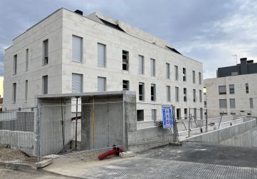 Vista del edificio y de pórtico de la urbanización