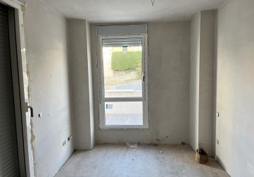 Dormitorio con ventanas y vidrios 