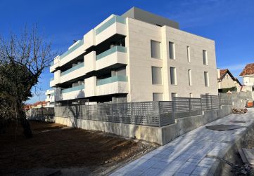 Vista de edificio y acera terminada