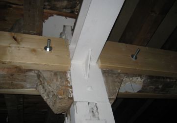 DETALLE REFUERZOS METÁLICOS Y MADERA